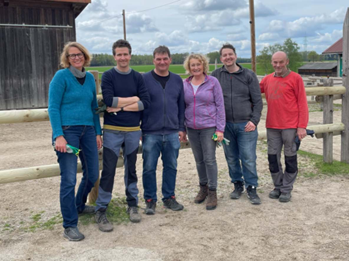 Mitarbeitende der BayWa AG stehen vor von Weidenzäunen des Fendsbacher Hofs