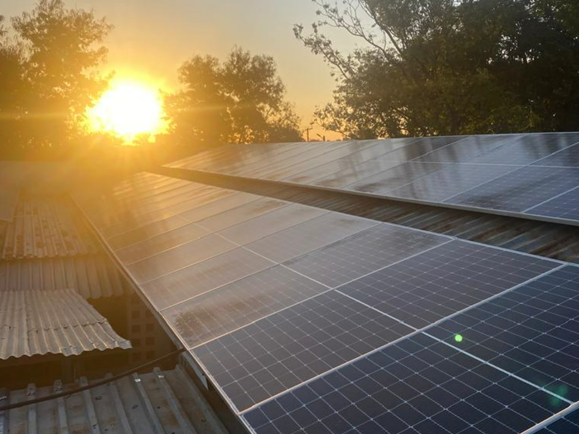 Sonnenaufgang über Solarpanelen