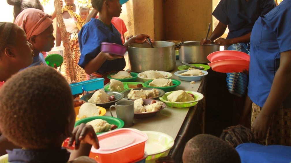 Essensausgabe in einem afrikanischem Dorf